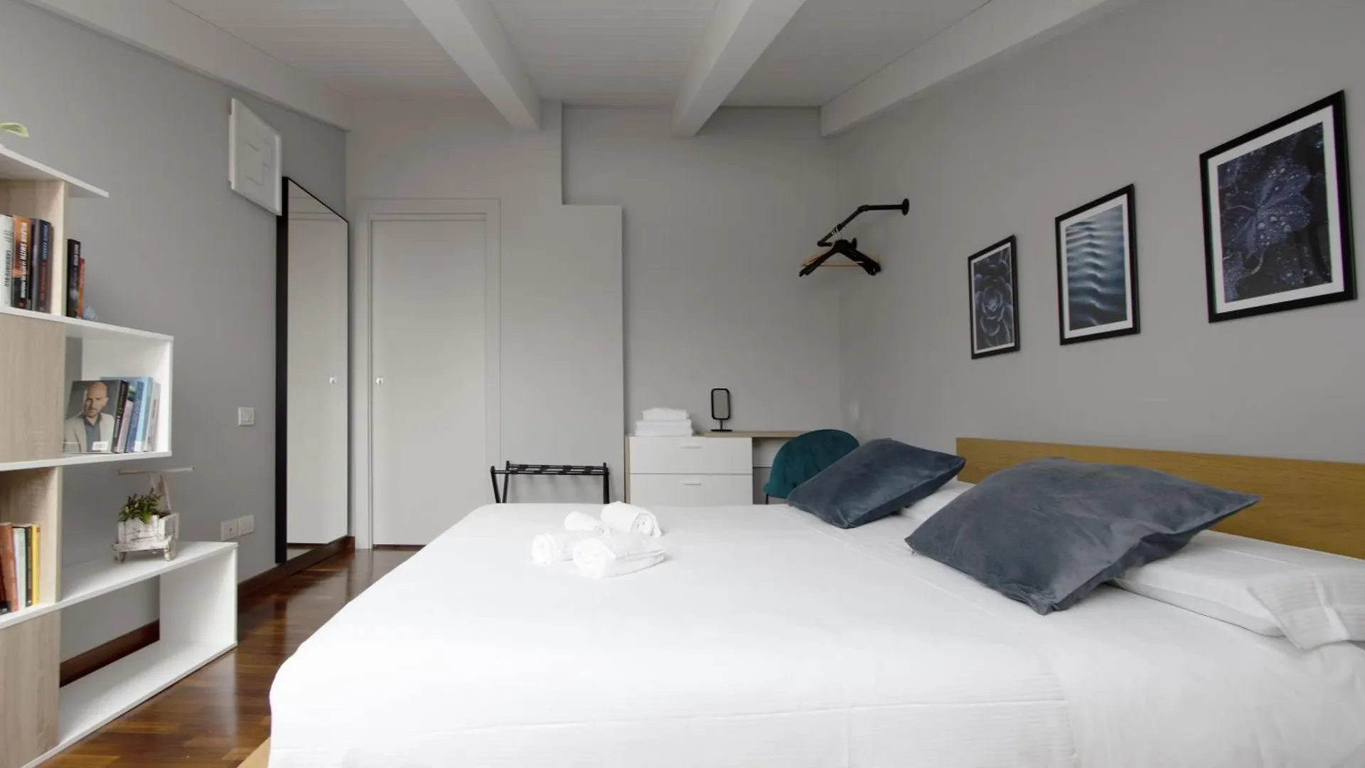 Penthouse With Patio & 2 Baths, 10 Min To Duomo Apartment Milan 0*,  Italy