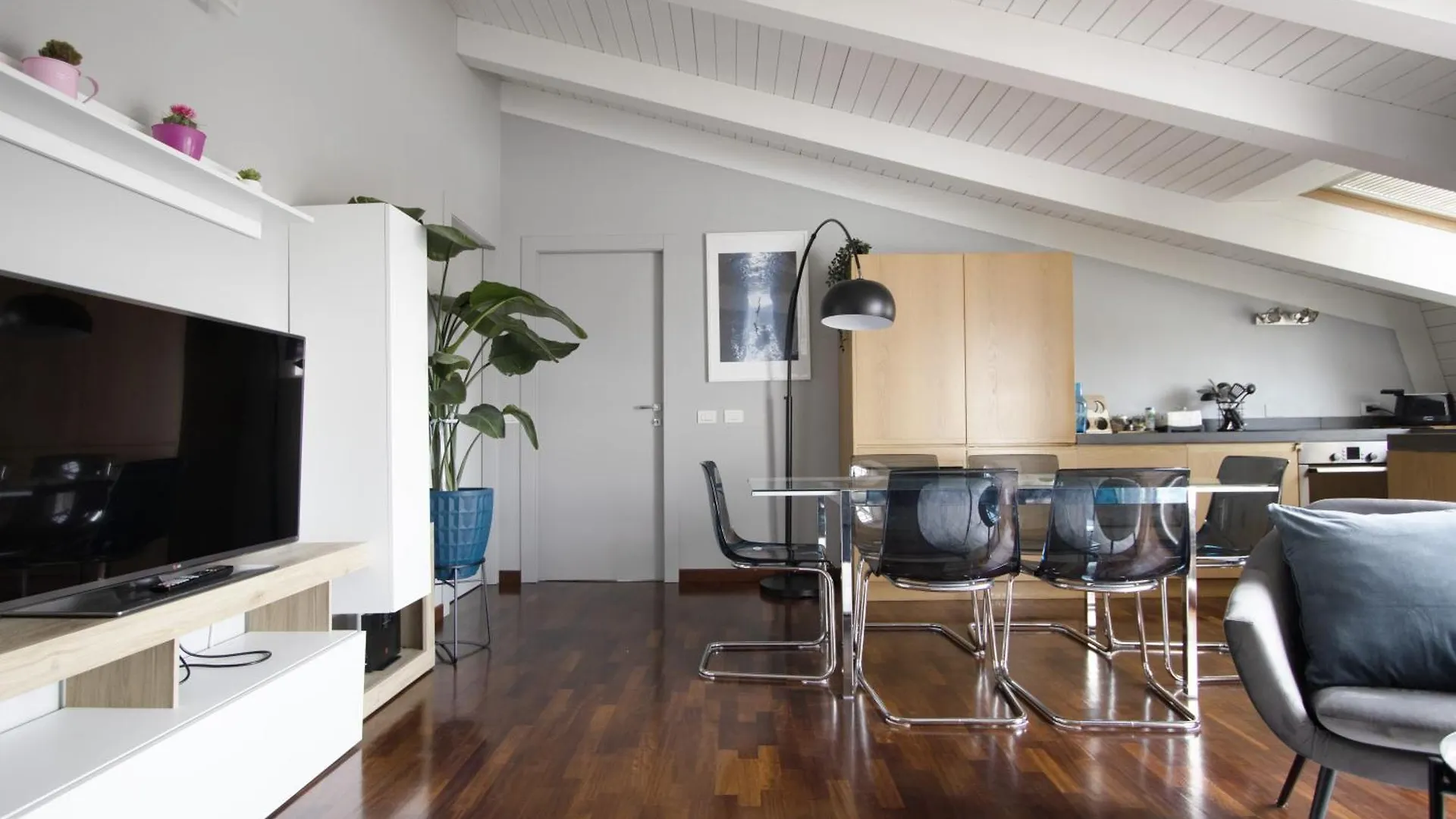 Penthouse With Patio & 2 Baths, 10 Min To Duomo Apartment Milan