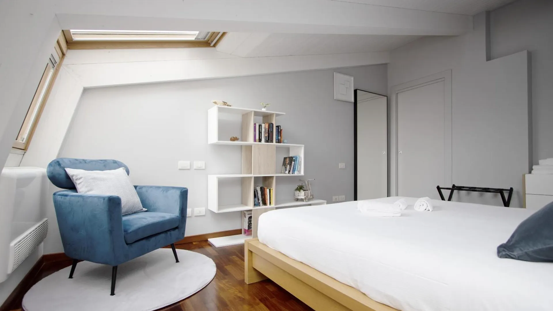 Penthouse With Patio & 2 Baths, 10 Min To Duomo Apartment Milan