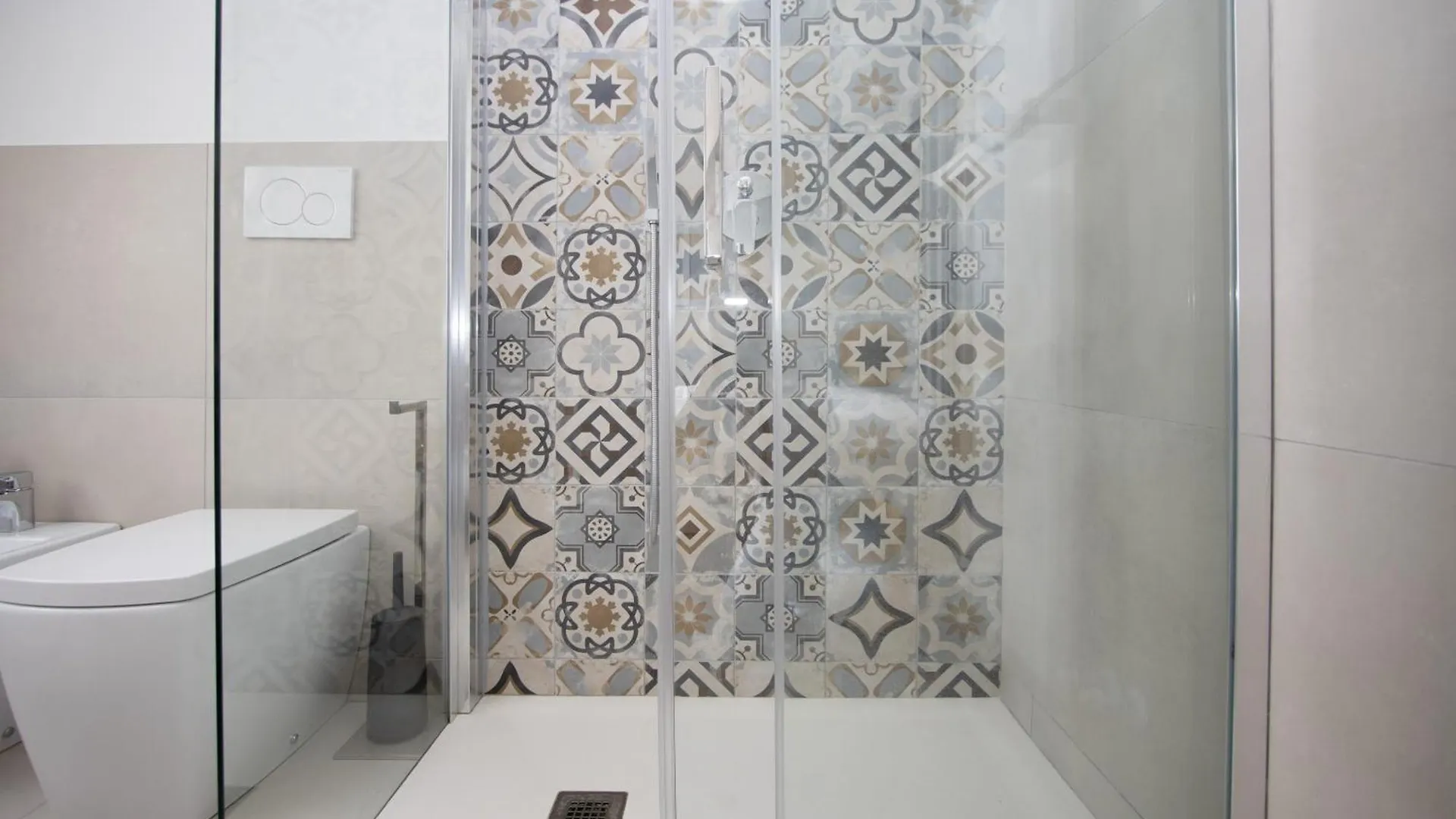 Penthouse With Patio & 2 Baths, 10 Min To Duomo Apartment Milan 0*,