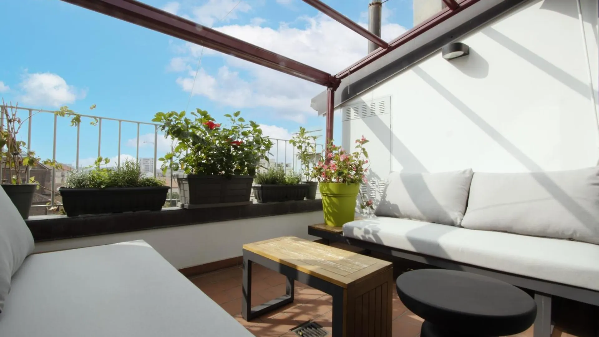 Penthouse With Patio & 2 Baths, 10 Min To Duomo Apartment Milan