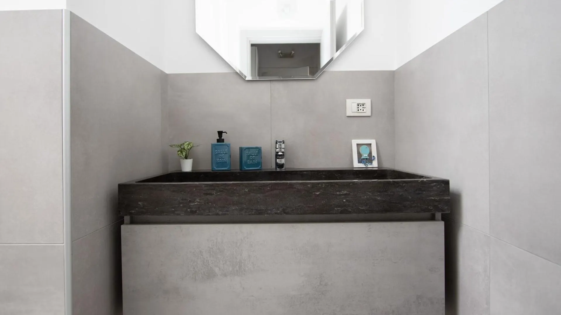 Penthouse With Patio & 2 Baths, 10 Min To Duomo Apartment Milan