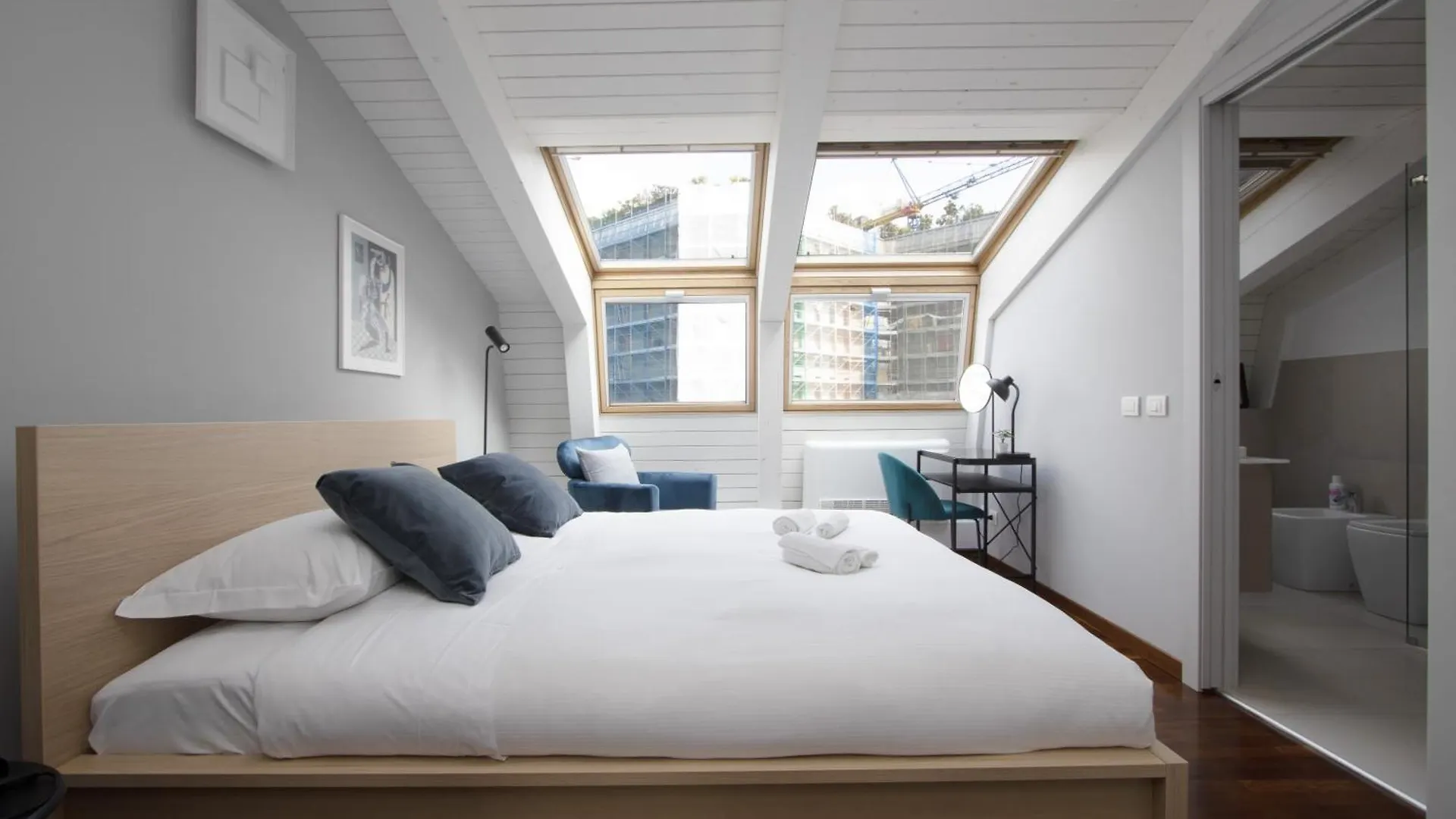 Penthouse With Patio & 2 Baths, 10 Min To Duomo Apartment Milan