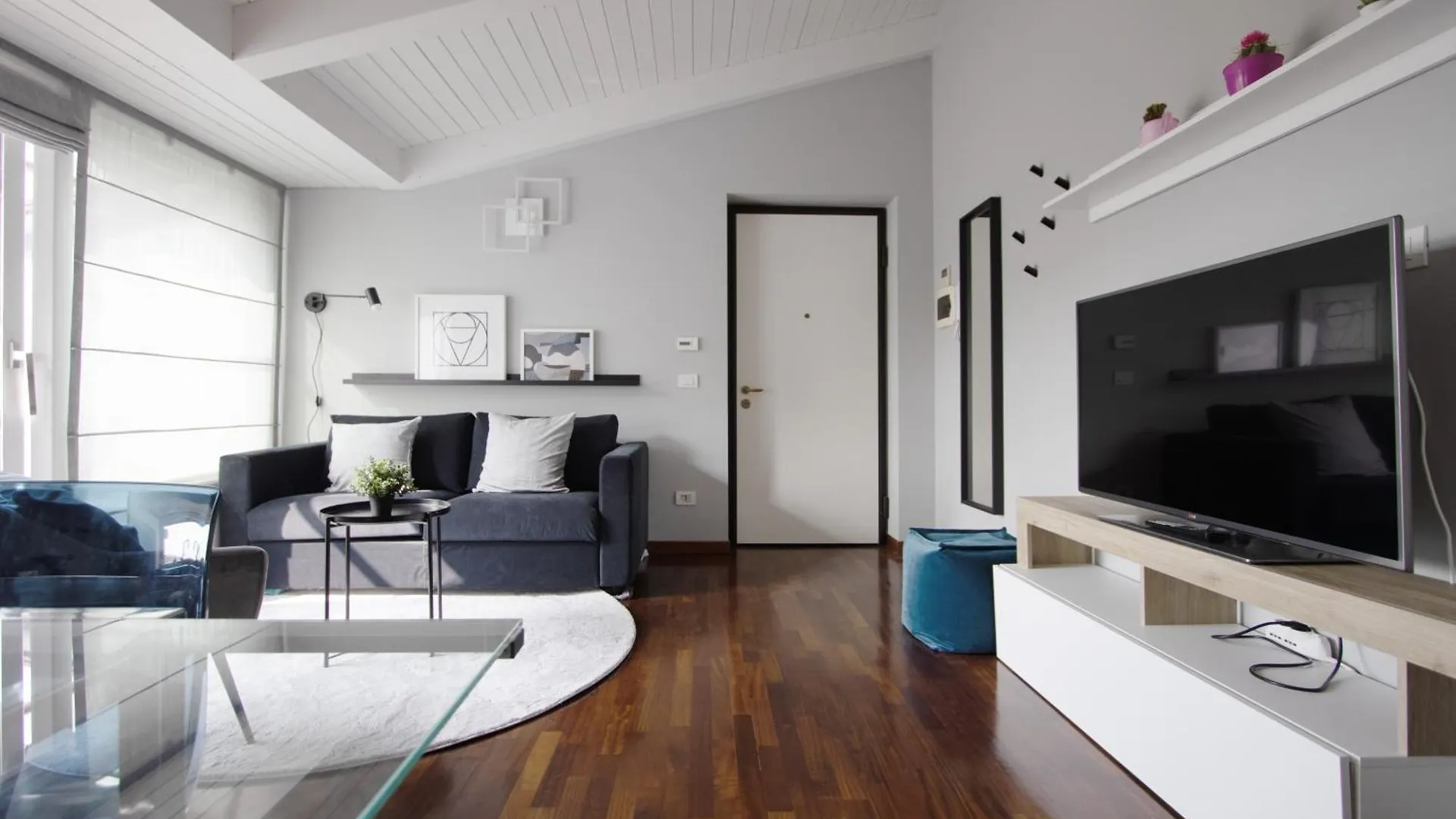 Penthouse With Patio & 2 Baths, 10 Min To Duomo Apartment Milan Italy