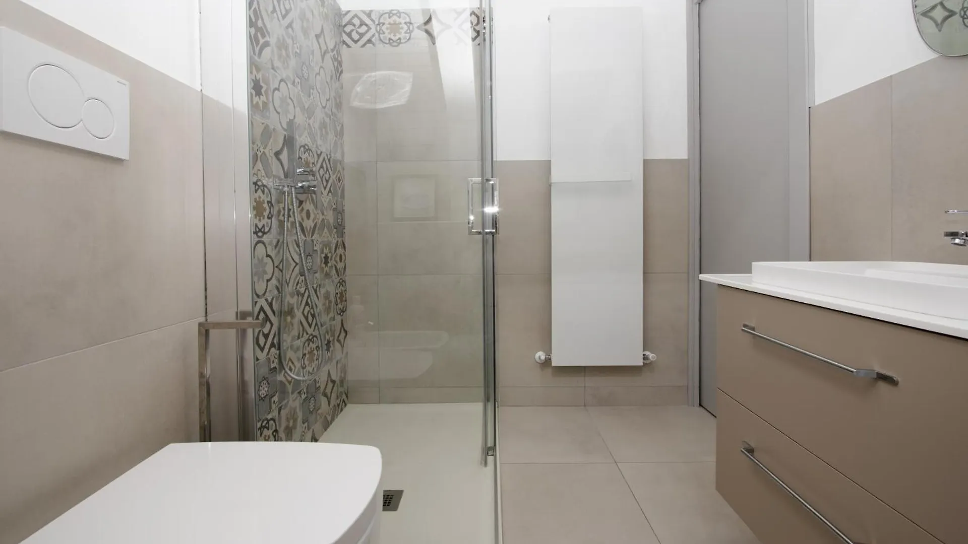 Penthouse With Patio & 2 Baths, 10 Min To Duomo Apartment Milan