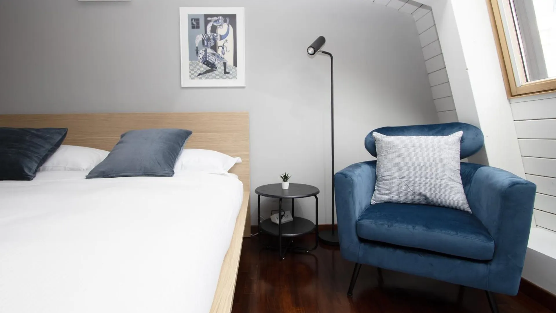 Penthouse With Patio & 2 Baths, 10 Min To Duomo Apartment Milan 0*,