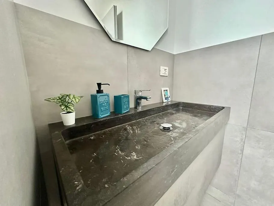 Penthouse With Patio & 2 Baths, 10 Min To Duomo Apartment Milan